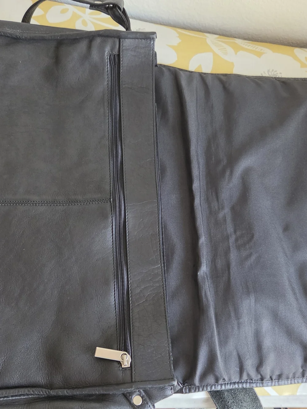 Wilsons Black Leather Messenger Bag 8 Pockets